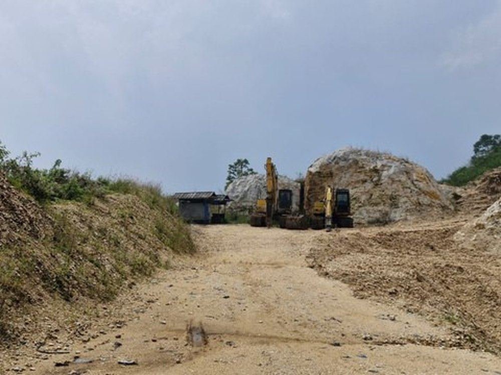 Jalan angkut dan area kerja tambang